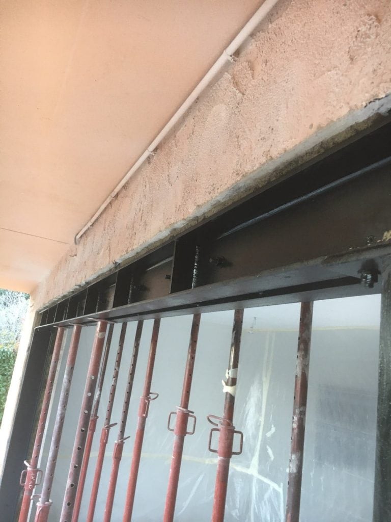 Création d’une ouverture pour une baie vitrée dans un mur porteur de façade avec renforcement par linteau métallique. Réalisation à Vallauris. - Murs porteurs