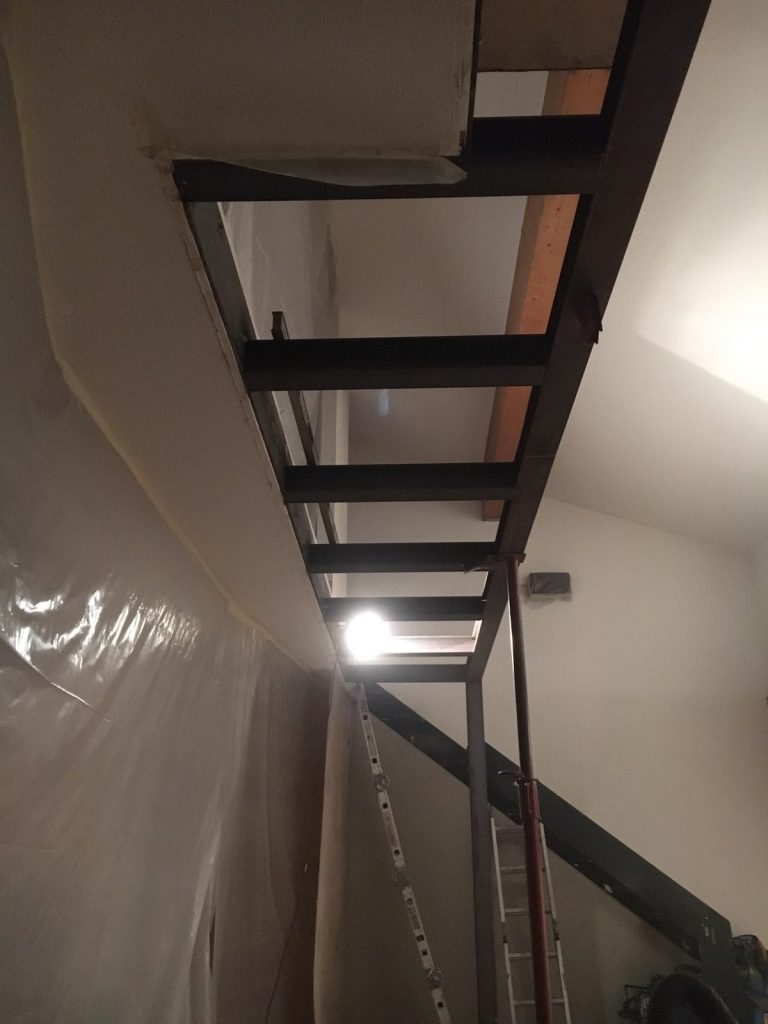 Projet d’extension d’une mezzanine avec un sol en verre et création d’un escalier métallique avec des marches en bois. Réalisation à Cannes la Bocca - Mezzanine