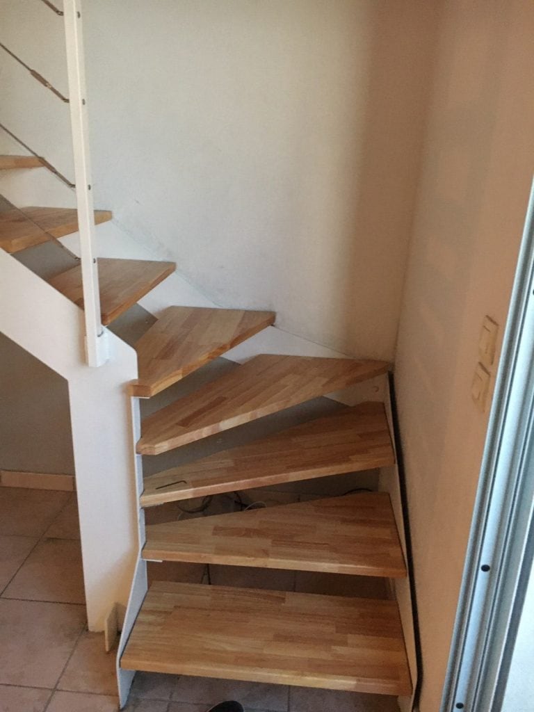 Projet d’extension d’une mezzanine avec un sol en verre et création d’un escalier métallique avec des marches en bois. Réalisation à Cannes la Bocca - Mezzanine
