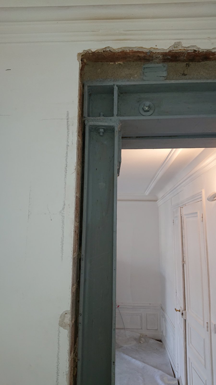 Ouverture de porte dans le mur porteur à Cergy-Pontoise. Renforcement par structure métallique. - Murs porteurs