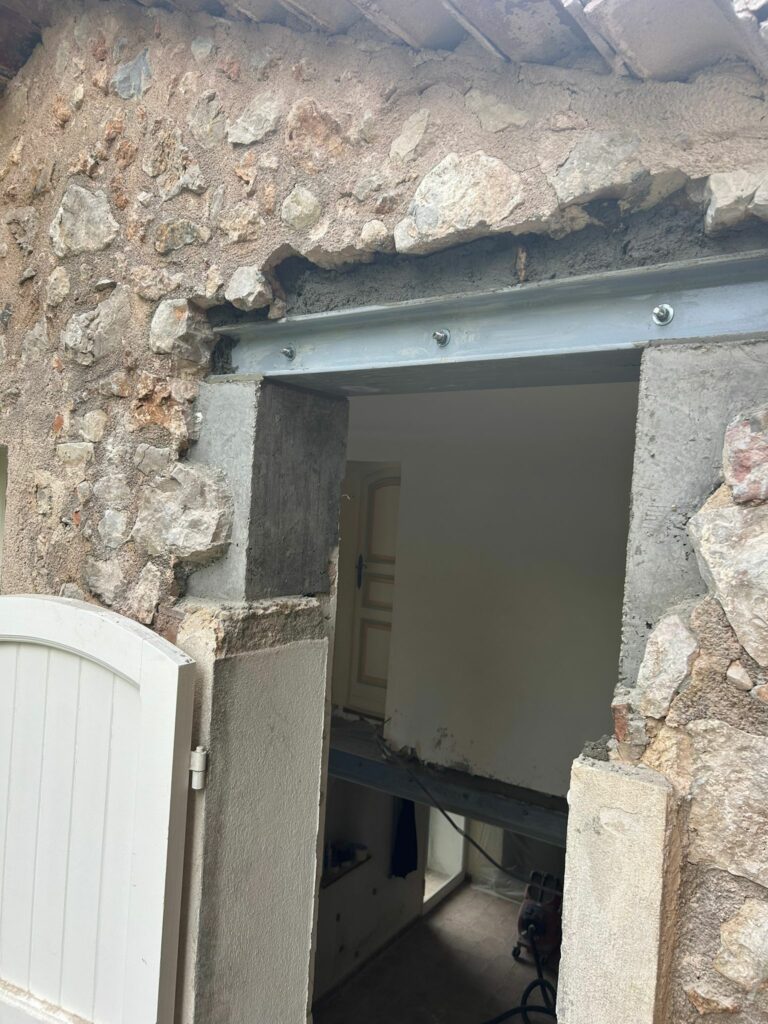 Agrandissement d’une ouverture existante dans un mur porteur de façade à Grasse. Renforcement par structure métallique - Agrandissement d'une baie