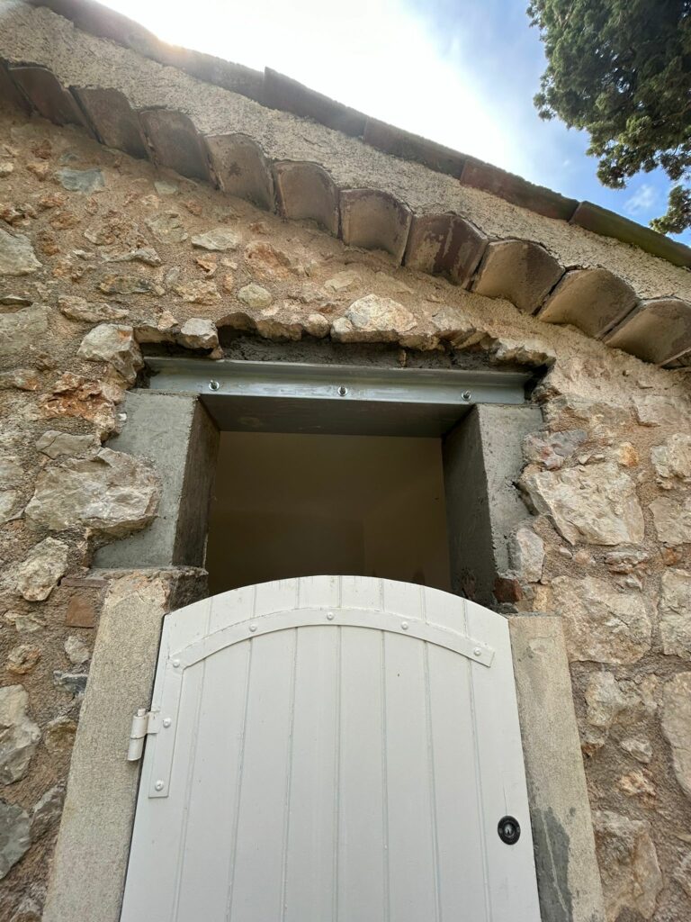 Agrandissement d’une ouverture existante dans un mur porteur de façade à Grasse. Renforcement par structure métallique - Agrandissement d'une baie