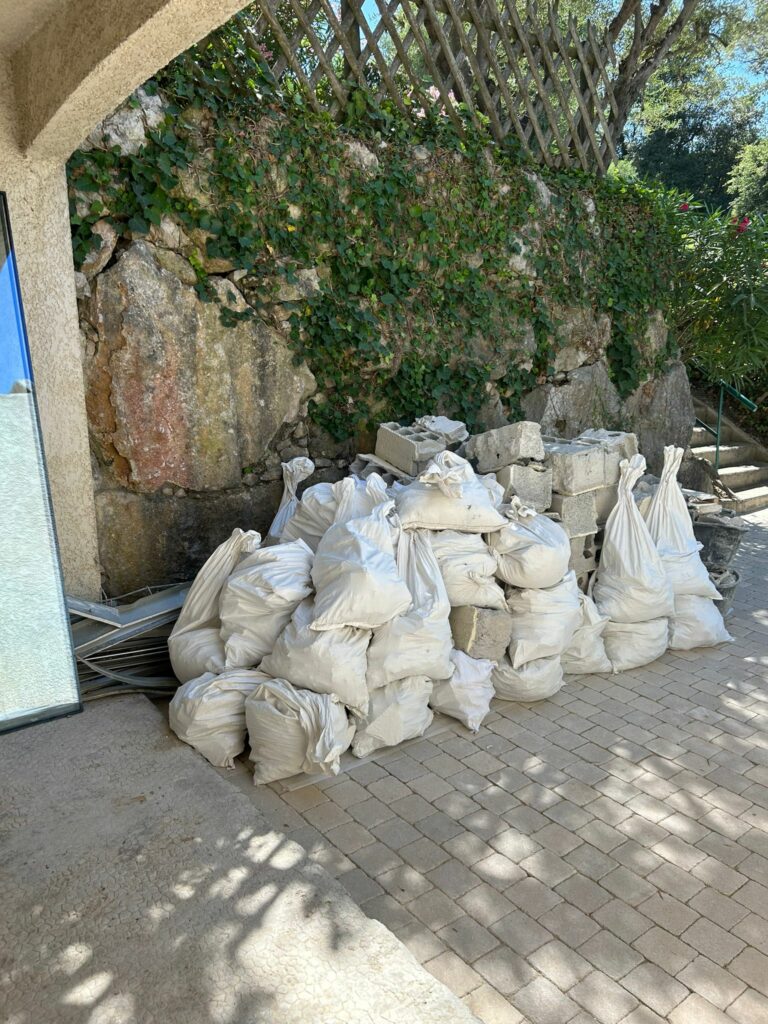 Agrandissement d’une ouverture dans un mur porteur à Villeneuve Loubet. Renforcement par structure métallique et poteaux en BA - Agrandissement d'une baie