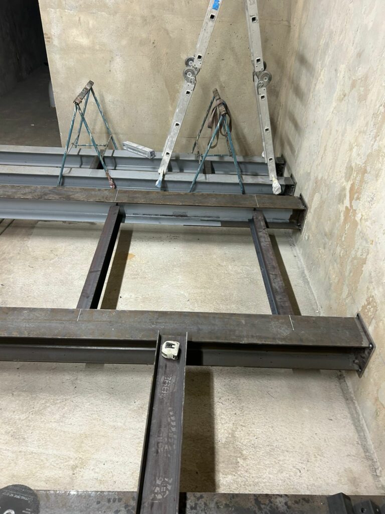 Création de structures métalliques sur mesure pour le support d'équipements dans un hôtel à Antibes - Structure métallique