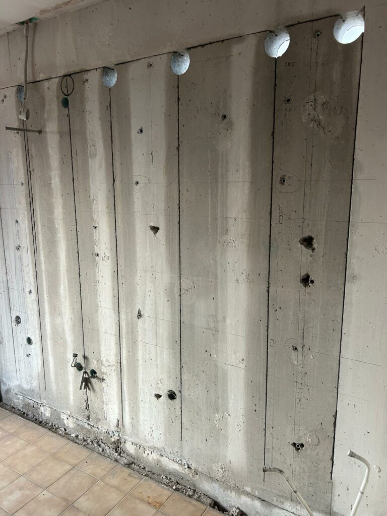 Création d'ouvertures dans les murs de façade et renforcement par structure métallique à Mandelieu-la-Napoule - Démolition des Murs porteurs